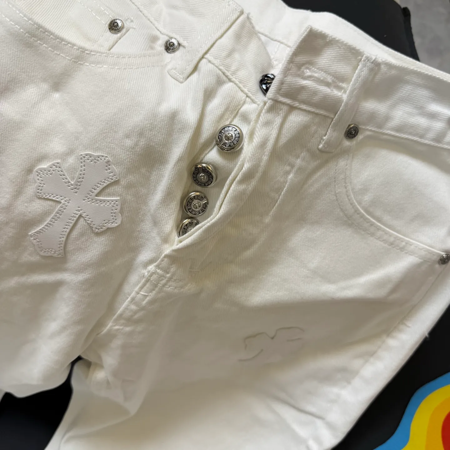 P280 Style number: D345 Chrome Hearts Chrome Hearts Star Series White Bull King Size: 28, 30, 32, 34 (S-XL) Color: White Size reference: Pants length 100 102 104 106 106 Waist 72 76 80 84 88 Recommended weight S (about 110 pounds) M (about 140 pounds) L (about 140 pounds) XL (around 165)